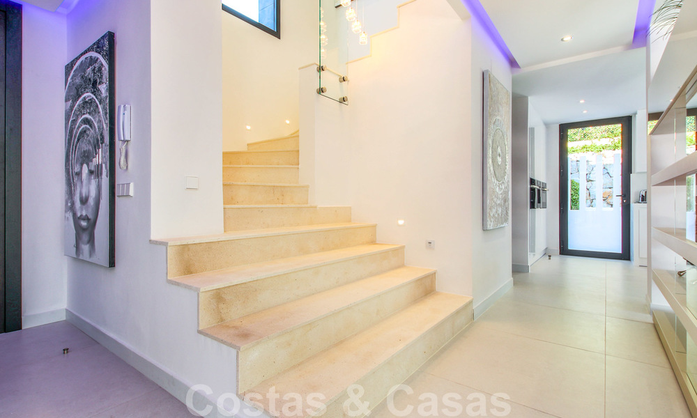 Instapklare nieuwe moderne luxe villa in een afgesloten en beveiligde villawijk te koop in Nueva Andalucia, Marbella. Open voor een redelijk bod! 23652