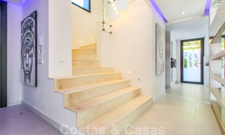 Instapklare nieuwe moderne luxe villa in een afgesloten en beveiligde villawijk te koop in Nueva Andalucia, Marbella. Open voor een redelijk bod! 23652 