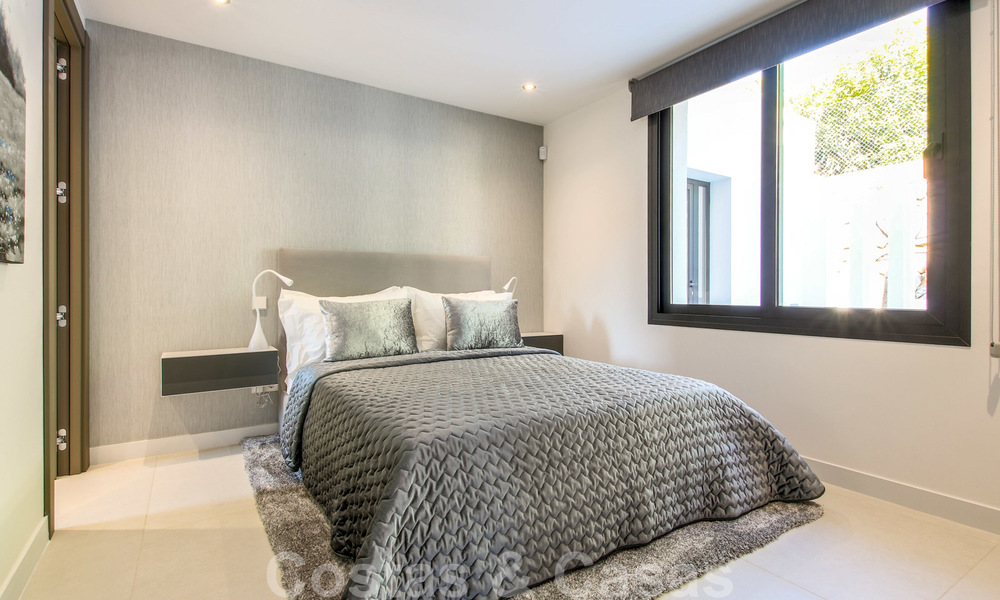 Instapklare nieuwe moderne luxe villa in een afgesloten en beveiligde villawijk te koop in Nueva Andalucia, Marbella. Open voor een redelijk bod! 23653