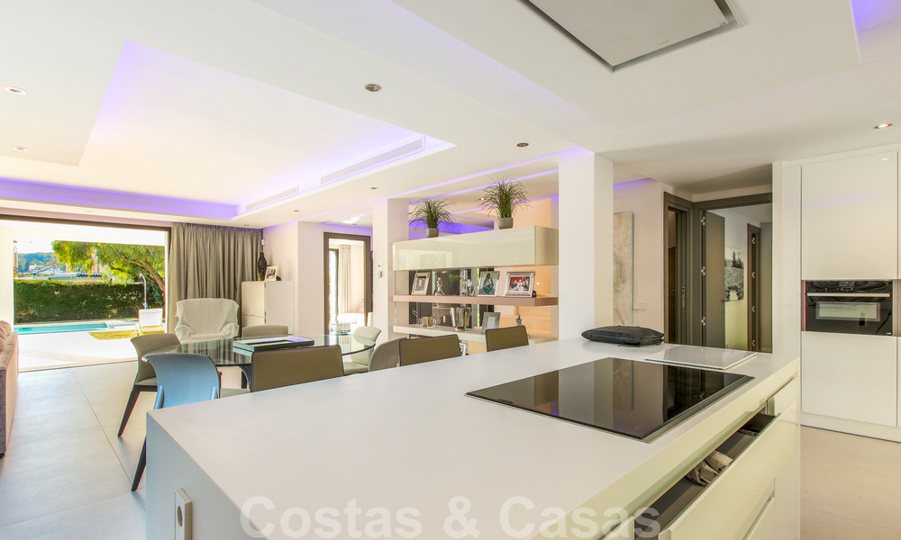 Instapklare nieuwe moderne luxe villa in een afgesloten en beveiligde villawijk te koop in Nueva Andalucia, Marbella. Open voor een redelijk bod! 23657