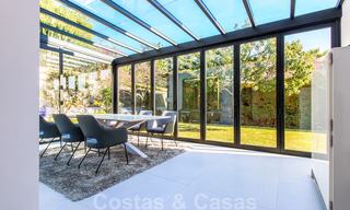 Instapklare nieuwe moderne luxe villa in een afgesloten en beveiligde villawijk te koop in Nueva Andalucia, Marbella. Open voor een redelijk bod! 23658 