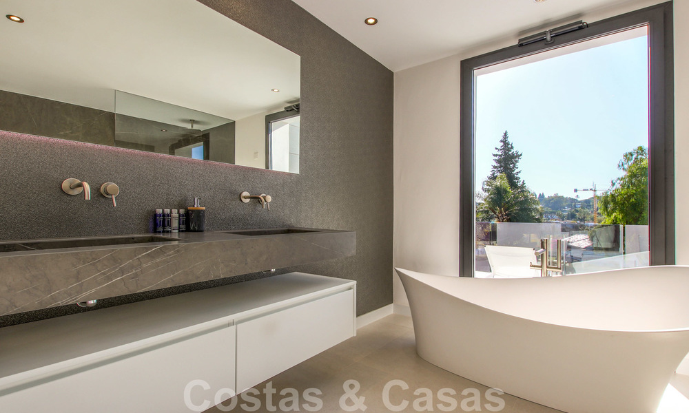 Instapklare nieuwe moderne luxe villa in een afgesloten en beveiligde villawijk te koop in Nueva Andalucia, Marbella. Open voor een redelijk bod! 23661