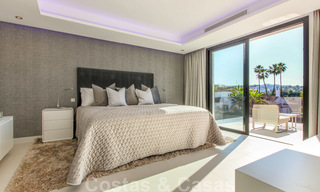 Instapklare nieuwe moderne luxe villa in een afgesloten en beveiligde villawijk te koop in Nueva Andalucia, Marbella. Open voor een redelijk bod! 23664 