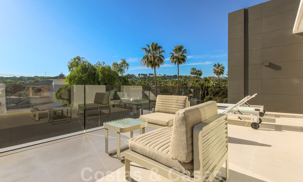 Instapklare nieuwe moderne luxe villa in een afgesloten en beveiligde villawijk te koop in Nueva Andalucia, Marbella. Open voor een redelijk bod! 23665
