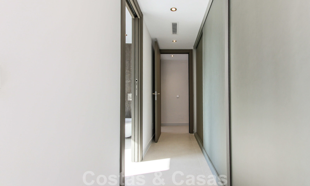 Instapklare nieuwe moderne luxe villa in een afgesloten en beveiligde villawijk te koop in Nueva Andalucia, Marbella. Open voor een redelijk bod! 23667