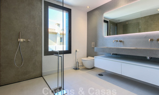 Instapklare nieuwe moderne luxe villa in een afgesloten en beveiligde villawijk te koop in Nueva Andalucia, Marbella. Open voor een redelijk bod! 23668 