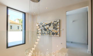 Instapklare nieuwe moderne luxe villa in een afgesloten en beveiligde villawijk te koop in Nueva Andalucia, Marbella. Open voor een redelijk bod! 23671 