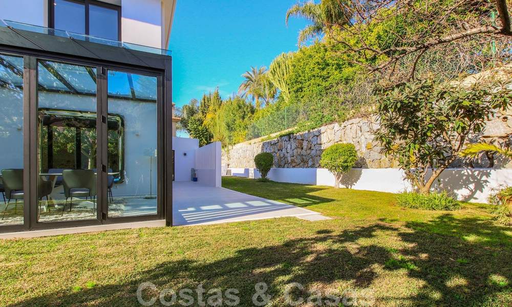 Instapklare nieuwe moderne luxe villa in een afgesloten en beveiligde villawijk te koop in Nueva Andalucia, Marbella. Open voor een redelijk bod! 23673