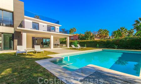 Instapklare nieuwe moderne luxe villa in een afgesloten en beveiligde villawijk te koop in Nueva Andalucia, Marbella. Open voor een redelijk bod! 23674