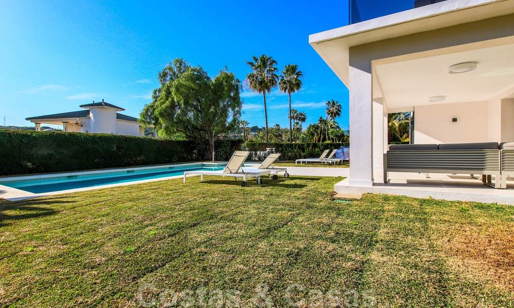 Instapklare nieuwe moderne luxe villa in een afgesloten en beveiligde villawijk te koop in Nueva Andalucia, Marbella. Open voor een redelijk bod! 23675