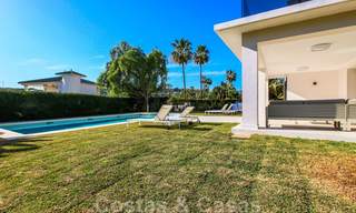 Instapklare nieuwe moderne luxe villa in een afgesloten en beveiligde villawijk te koop in Nueva Andalucia, Marbella. Open voor een redelijk bod! 23675 