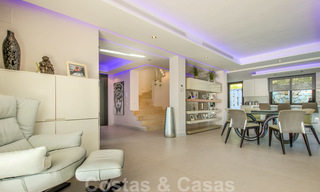 Instapklare nieuwe moderne luxe villa in een afgesloten en beveiligde villawijk te koop in Nueva Andalucia, Marbella. Open voor een redelijk bod! 23676 