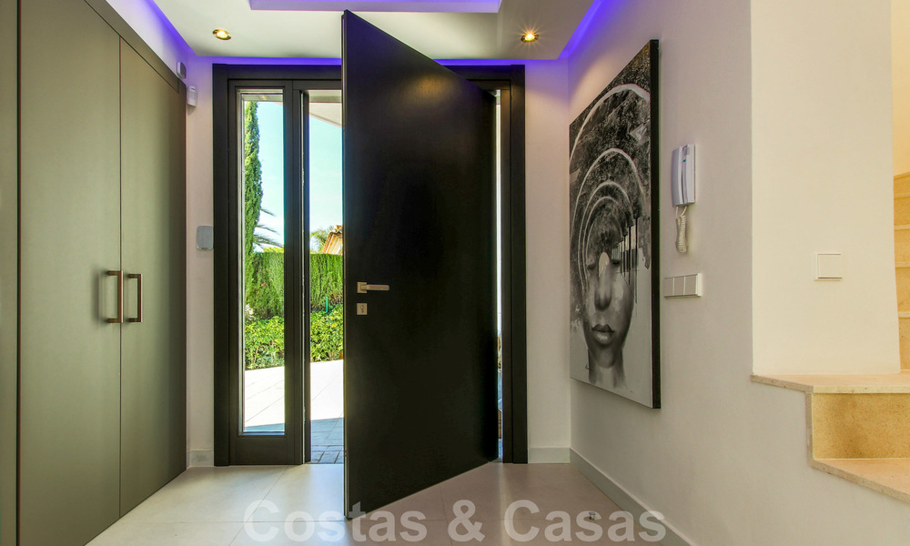 Instapklare nieuwe moderne luxe villa in een afgesloten en beveiligde villawijk te koop in Nueva Andalucia, Marbella. Open voor een redelijk bod! 23677