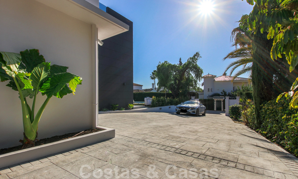 Instapklare nieuwe moderne luxe villa in een afgesloten en beveiligde villawijk te koop in Nueva Andalucia, Marbella. Open voor een redelijk bod! 23679