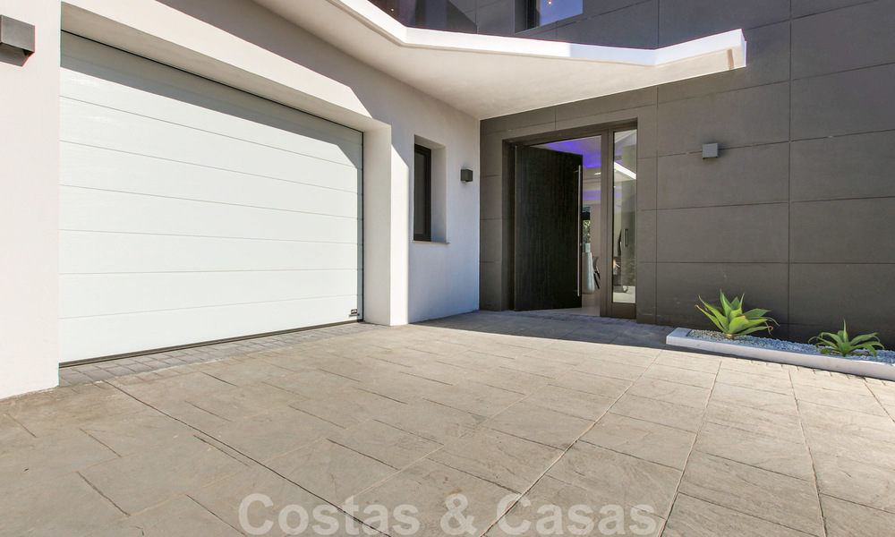 Instapklare nieuwe moderne luxe villa in een afgesloten en beveiligde villawijk te koop in Nueva Andalucia, Marbella. Open voor een redelijk bod! 23681