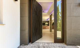 Instapklare nieuwe moderne luxe villa in een afgesloten en beveiligde villawijk te koop in Nueva Andalucia, Marbella. Open voor een redelijk bod! 23682 