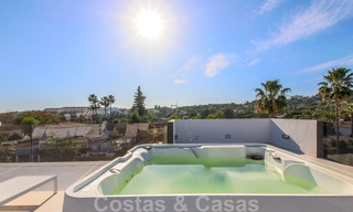 Instapklare nieuwe moderne luxe villa in een afgesloten en beveiligde villawijk te koop in Nueva Andalucia, Marbella. Open voor een redelijk bod! 23686 