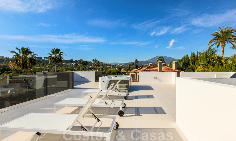 Instapklare nieuwe moderne luxe villa in een afgesloten en beveiligde villawijk te koop in Nueva Andalucia, Marbella. Open voor een redelijk bod! 23687