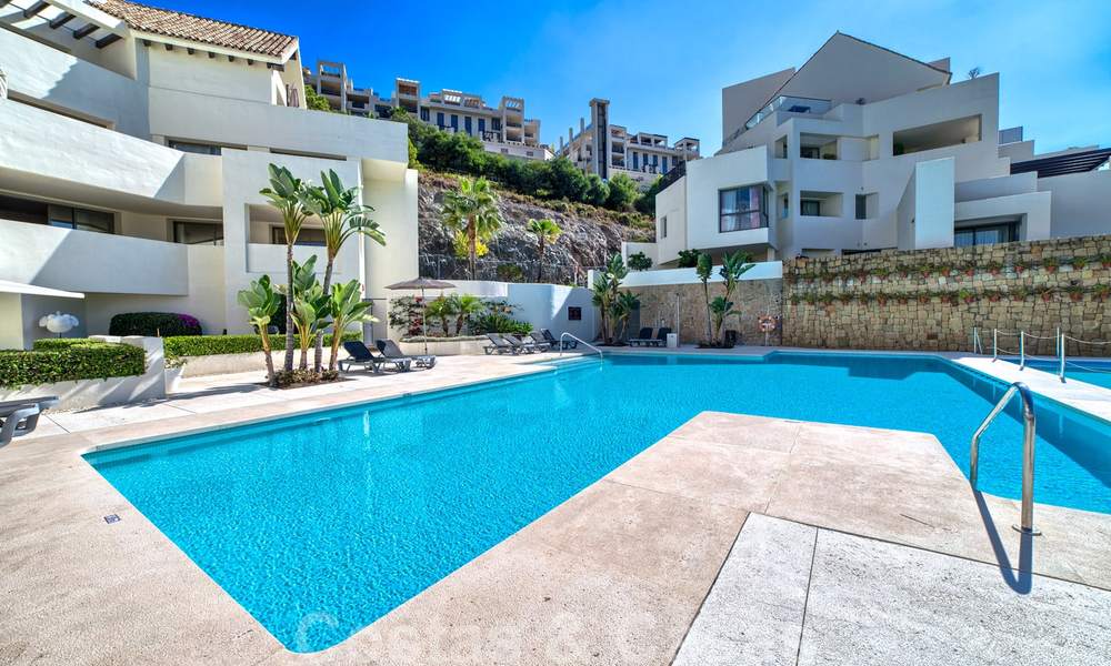 Ruime moderne luxe eerstelijnsgolf appartementen met een prachtig golf- en zeezicht te koop in Marbella - Benahavis 24062