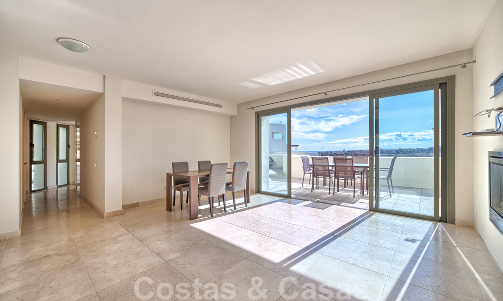 Ruime moderne luxe eerstelijnsgolf appartementen met een prachtig golf- en zeezicht te koop in Marbella - Benahavis 24065