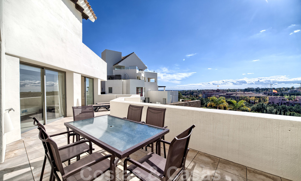 Ruime moderne luxe eerstelijnsgolf appartementen met een prachtig golf- en zeezicht te koop in Marbella - Benahavis 24075