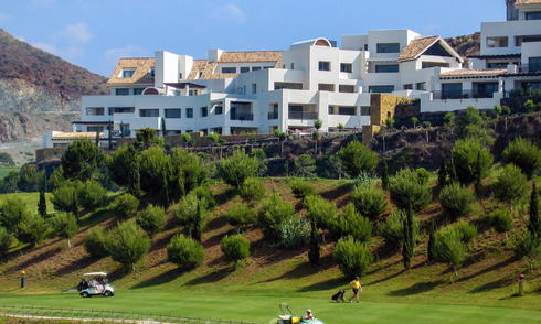 Ruime moderne luxe eerstelijnsgolf appartementen met een prachtig golf- en zeezicht te koop in Marbella - Benahavis 24087