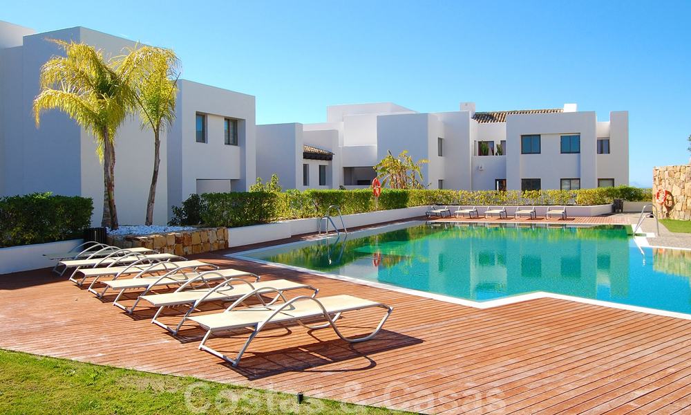 Moderne ruime luxeappartementen met golf- en zeezicht te koop in Marbella - Benahavis 24576