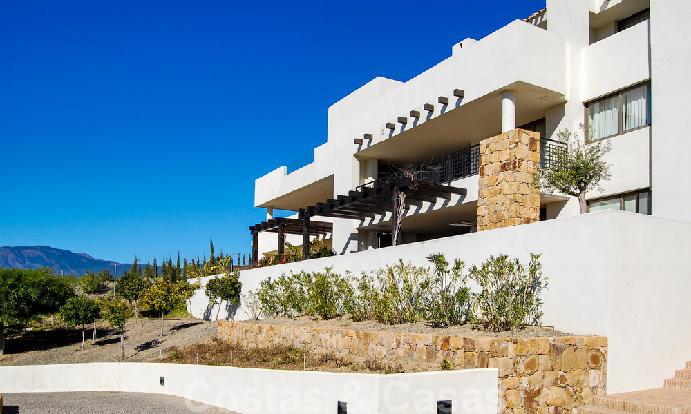 Moderne ruime luxeappartementen met golf- en zeezicht te koop in Marbella - Benahavis 24580