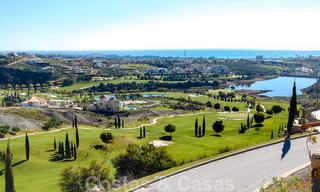 Moderne ruime luxeappartementen met golf- en zeezicht te koop in Marbella - Benahavis 24585 
