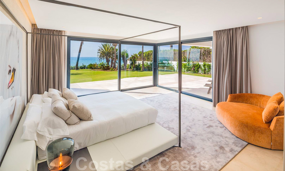 Moderne exclusieve eerstelijns strand villa te koop met panoramisch zeezicht aan de New Golden Mile, tussen Marbella en Estepona. Terug op de markt! 24262