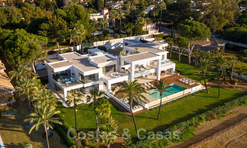 Moderne exclusieve eerstelijns strand villa te koop met panoramisch zeezicht aan de New Golden Mile, tussen Marbella en Estepona. Terug op de markt! 24267
