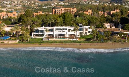 Moderne exclusieve eerstelijns strand villa te koop met panoramisch zeezicht aan de New Golden Mile, tussen Marbella en Estepona. Terug op de markt! 24269