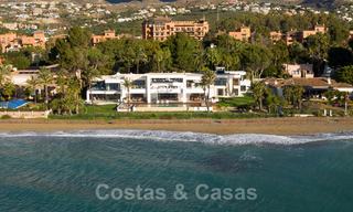 Moderne exclusieve eerstelijns strand villa te koop met panoramisch zeezicht aan de New Golden Mile, tussen Marbella en Estepona. Terug op de markt! 24269 