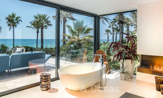 Moderne exclusieve eerstelijns strand villa te koop met panoramisch zeezicht aan de New Golden Mile, tussen Marbella en Estepona. Terug op de markt! 24272 