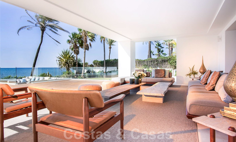 Moderne exclusieve eerstelijns strand villa te koop met panoramisch zeezicht aan de New Golden Mile, tussen Marbella en Estepona. Terug op de markt! 24276