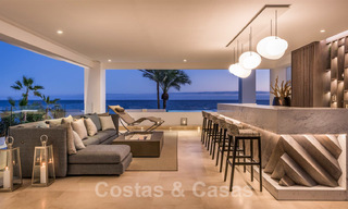 Moderne exclusieve eerstelijns strand villa te koop met panoramisch zeezicht aan de New Golden Mile, tussen Marbella en Estepona. Terug op de markt! 24280 