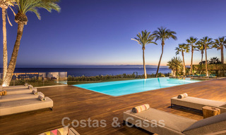 Moderne exclusieve eerstelijns strand villa te koop met panoramisch zeezicht aan de New Golden Mile, tussen Marbella en Estepona. Terug op de markt! 24281 