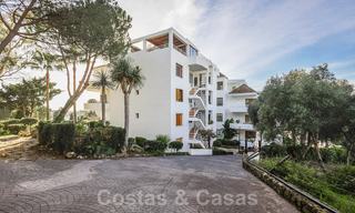 Elegant, gerenoveerd appartement te koop, direct aan de golfbaan in Nueva Andalucia te Marbella 24322 
