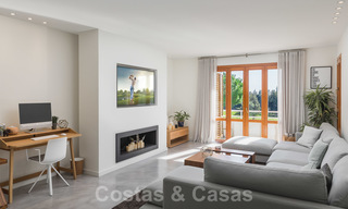 Elegant, gerenoveerd appartement te koop, direct aan de golfbaan in Nueva Andalucia te Marbella 24323 