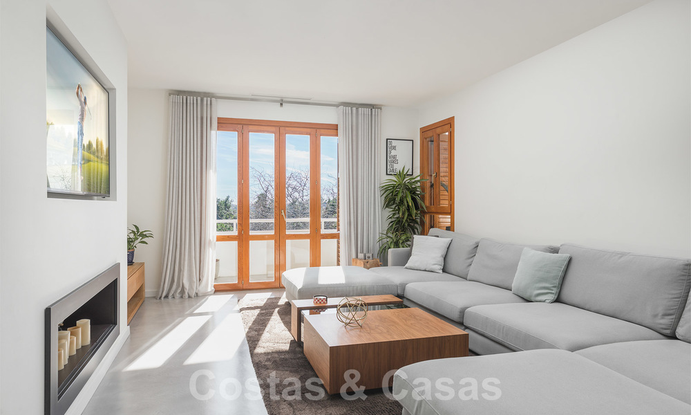 Elegant, gerenoveerd appartement te koop, direct aan de golfbaan in Nueva Andalucia te Marbella 24324
