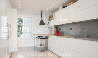 Elegant, gerenoveerd appartement te koop, direct aan de golfbaan in Nueva Andalucia te Marbella 24325 