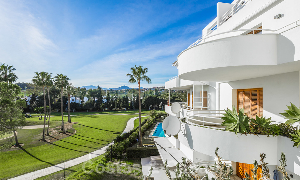 Elegant, gerenoveerd appartement te koop, direct aan de golfbaan in Nueva Andalucia te Marbella 24332