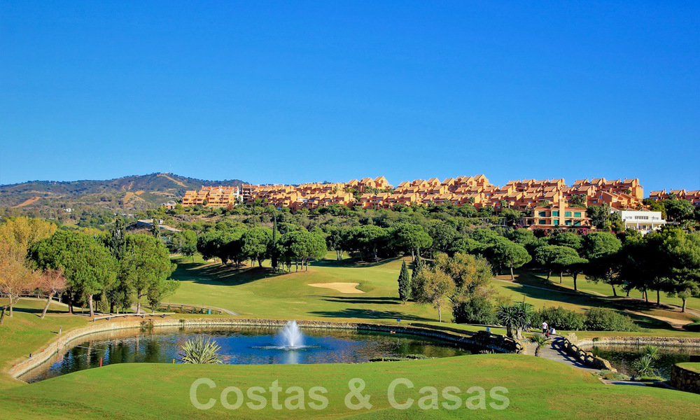Villa's in mediterrane stijl en half vrijstaande villa's met uitzicht op zee en golf in Elviria, Marbella 24398