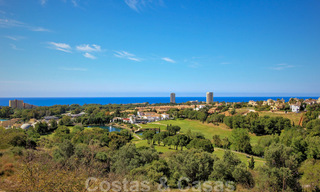 Villa's in mediterrane stijl en half vrijstaande villa's met uitzicht op zee en golf in Elviria, Marbella 24399 