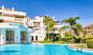 Prachtig penthouse appartement in exclusief, omheind frontlinie-golfcomplex met panoramisch uitzicht in La Quinta, Benahavis - Marbella 24419 