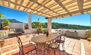 Prachtig penthouse appartement in exclusief, omheind frontlinie-golfcomplex met panoramisch uitzicht in La Quinta, Benahavis - Marbella 24441 