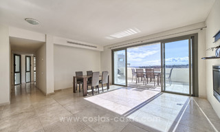 TEE 5 : Ruime moderne luxe eerstelijnsgolf appartementen met een prachtig golf- en zeezicht te koop in Marbella - Benahavis 24527 