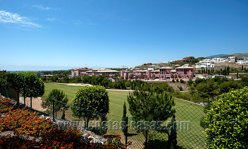 TEE 5 : Ruime moderne luxe eerstelijnsgolf appartementen met een prachtig golf- en zeezicht te koop in Marbella - Benahavis 24533