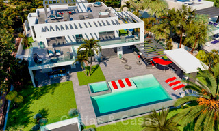 Exclusieve, hedendaagse villa te koop met panoramisch zeezicht, vlakbij het strand in Oost Marbella 24595 