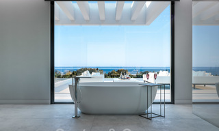 Exclusieve, hedendaagse villa te koop met panoramisch zeezicht, vlakbij het strand in Oost Marbella 24605 